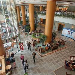 Blick vom Mezzanin-Geschoß in die Eingangshalle hinunter (Quelle: Wikipedia)