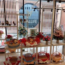 Warenangebot im Mezzanin-Geschoß