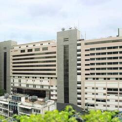 Der 200 m lange Querriegel des Haupthauses, Südostseite (Quelle: Wikipedia)