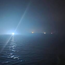 Mitten in der Nacht helles Licht vor unserem Balkon, damit locken die Fischer die Fische an