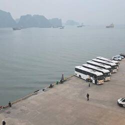 Ausflugsbusse stehen schon bereit