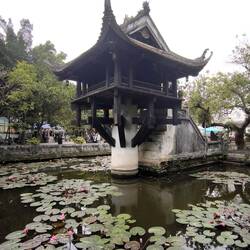 Einsäulenpagode in einem Lotusbecken