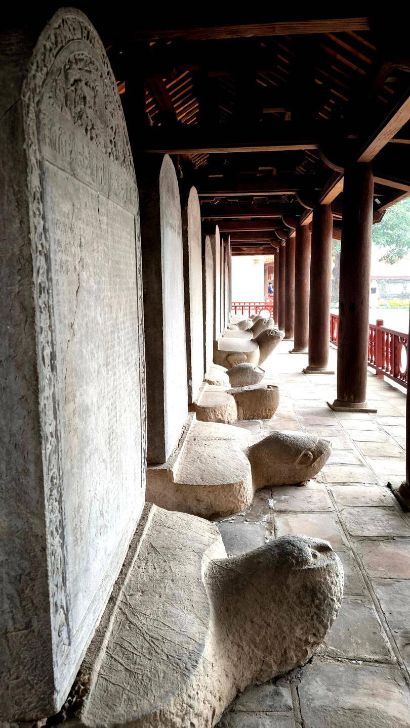 Auf Schildkröten ruhende Stelen aus dem 15. Bis 18. Jahrhundert im Literaturtempel.