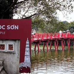 The-Huc-Brücke zum Ngoc-Son-Tempel auf der Jadeberg-Insel