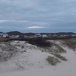 Schwenk vom Platz zum Meer. Links neben mir kann man den Oldtimer sehen.