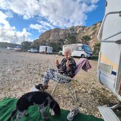 Links Kolibris kleiner Wohnwagen