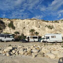 Links das "Bonzen-Mobil", daneben Glenn's Bade-Oldtimer