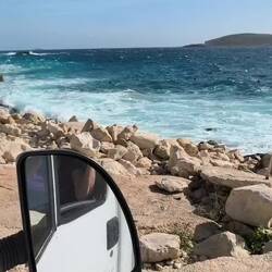 Wir fahren einkaufen. Mildred winkt uns am Ende zu