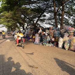 Leere Plastikflaschen werden hier auf dem Markt wieder verkauft