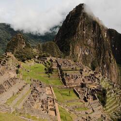 Auf dem Berg sind auch Ruinen! Da konnte man auch hoch. Wir sind es nicht.