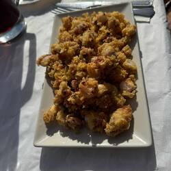 und frittierte Minitintenfische