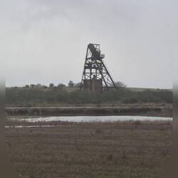 ...alte Förderanlagen für Kohle, größtenteils stillgelegt (Industriebrache).