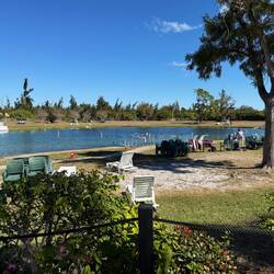 Es ist sehr schön angelegt und sogar mit lifeguard, die in rot gekleidet Person 🤭!
