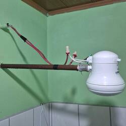 Das Wasser wird im Duschkopf mit Strom erhitzt