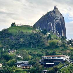 Piedra del Peñol mit Treppe (740 Stufen - nummeriert!)