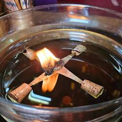 Eine andere Form des Segens ist eine Flasche Öl, die in eine Öllampe gegossen wird.