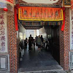 Taoistischer Hock Teik Cheng Sin Temple mit langen kleinen Eingang. So sieht keiner die Schandtaten.
