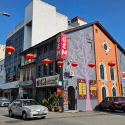 Überall hängen Laternen.