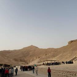 Tal der Könige 68 Gräber entdeckt, es wird noch nach mehr gesucht.