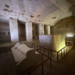 "Kleiner" Sarkophag in der Mitte