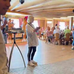 Hendlparade der Offiziere in der Almhütte