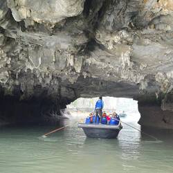 Durch diese enge Durchfahrt geht's in die Lagune