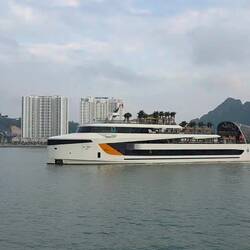 Auf dem Rückweg zum Schiff fuhr ein Partyboot vorbei