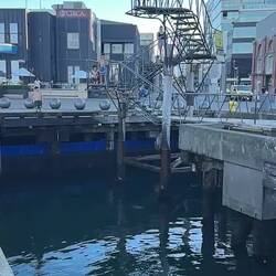 Der übt für einen Sprungwettkampf, wo es drum geht möglichst hoch zu spritzen