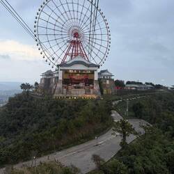 Man kann auch mit der Seilbahn rüber fahren