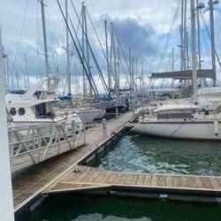 Auf der linken Seite haben wir gelegen, ungefähr da, wo jetzt das dunkle Boot liegt