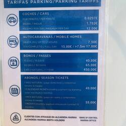 Man zieht ein parkticket um auf den Stellplatz zu kommen, bezahlt wird bei der Abfahrt