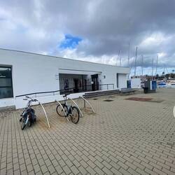 Duschen, Wäsche waschen und Abschiedspartys feiern - eigentlich ist es aber ein sanitärgebäude