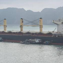 Sieht komisch aus, als ob das Schiff da be- oder entladen wird