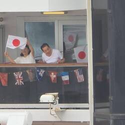 Japaner vom gegenüberliegenden Schiff verabschieden uns