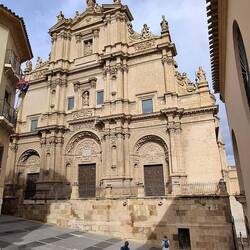 Mit gewaltigen Portalen...