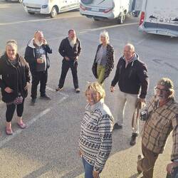 Gemütliche Runde auf dem Stellplatz im Dorf...