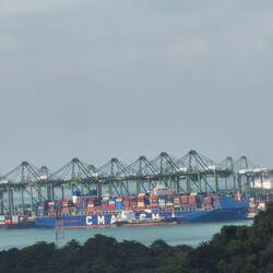 Containerhafen im Hintergrund