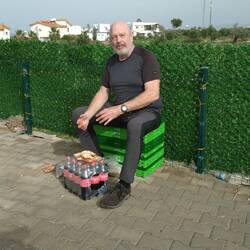 Wir bekommen die Großpackung Colaflaschen als Tisch.