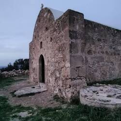 Die kleine Kapelle in der Nähe ist verschlossen.