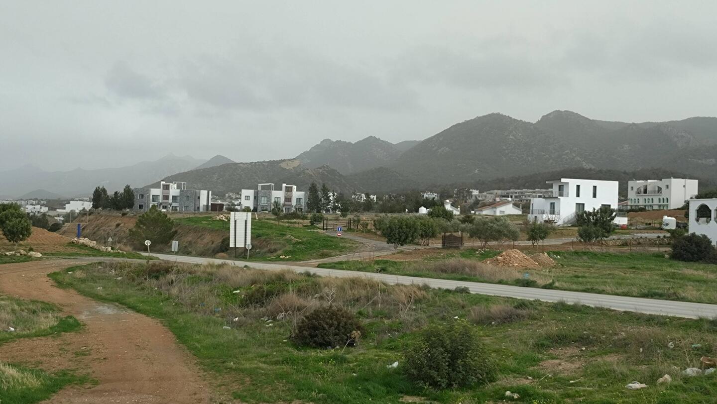 Staubregen: Die Berge verschwinden fast im Dunst