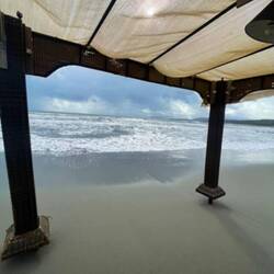 ..einige Griechen kommen auf kurze Besuche an den Strand..