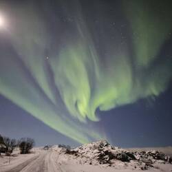 Wenn man sogar neben dem Mond Aurora sieht, ist sie reichlich stark.