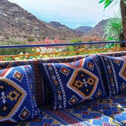 Wohlverdiente Rast. Im Hintergrund unsere Wanderstrecke durch die Berge