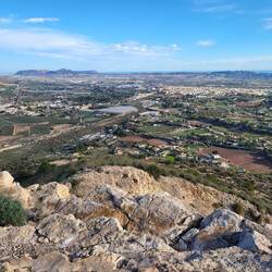 Ganz hoch gehe ich allein. Im Hintergrund sieht man das Meer südlich von Alicante.