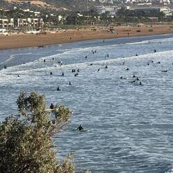 Ein paar Surfer im Wasser