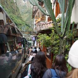 Kollonne vor den Bussen die einem Hochfahren zum Macchu Picu.