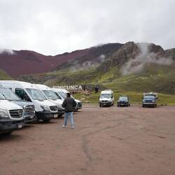 Schlunpf umgeben von den Tourbussen.