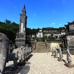 Le tombeau de l'empereur Khải Định avec ses serviteurs en pierre qui l'accompagnent dans l'au delà