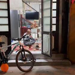Au détour d'une rue ... la porte ouverte il s'éclate 🥰 (le karaoké est présent partout ici 😅)