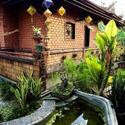 Passage par une pagode au style différent mais toujours aux jardins incroyables 🤩